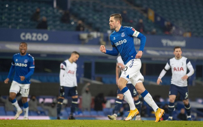 以其卓越的 以其卓越的